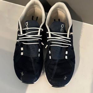 Mens On Cloud tennis shoe